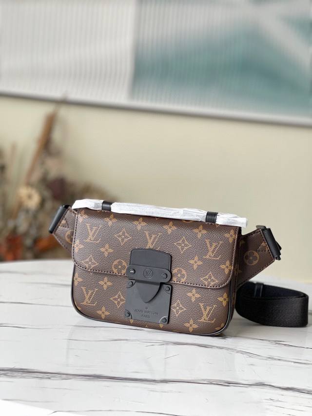 Top-Grade Original M4 7 This New S Lock Sling Handbag Features A Magnetic Lock I