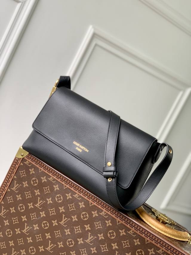 Top-Tier Original M13148 Black This Low Key Messenger Bag Is The First Flap-Styl