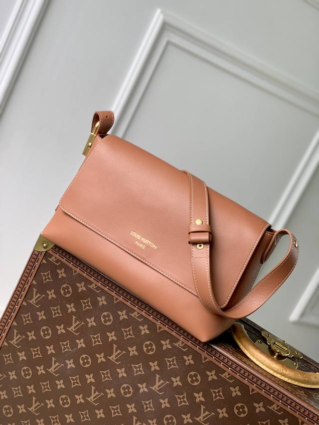 Top-Grade Genuine Leather M13151 Brown This Low Key Messenger Bag Is The First F