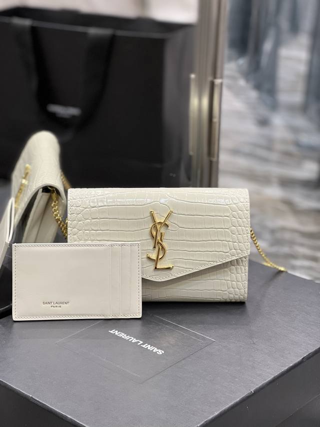 Mini Envelope Bag 's Classic Iconic Metal Logo, Paired With A Detachable Chain S