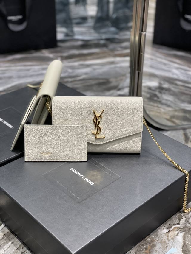 Mini Envelope Bag 's Most Iconic Metal Logo, Paired With A Detachable Chain Shou