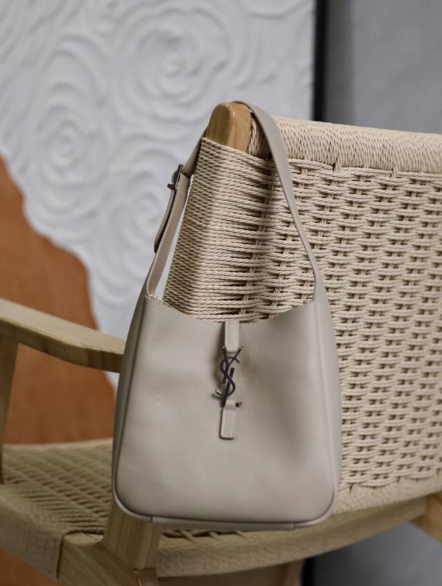 Genuine Leather Sea Salt Color Silver Buckle_ Best-Selling Le 5A7 Underarm Bag T