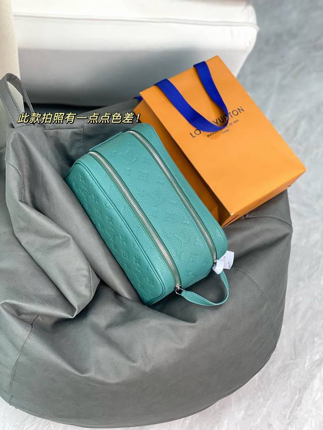 M13978 New Green! This Model Features Top-Grain Genuine Leather, A Dopp Kit Toil