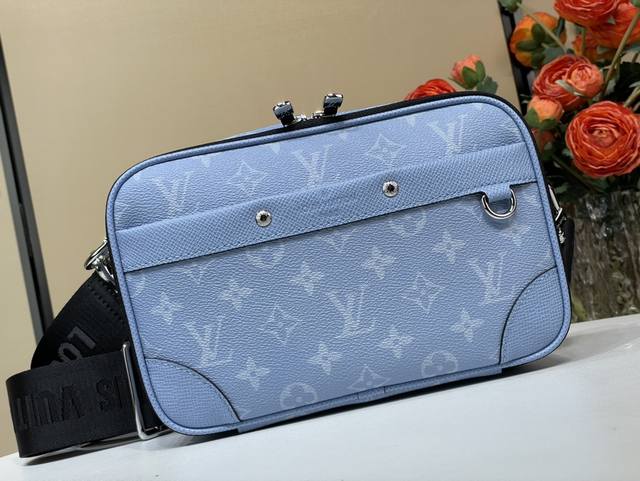 Top-Tier Authentic Replica Exclusive Real-Shot Alpha Messenger Bag M14073 Light