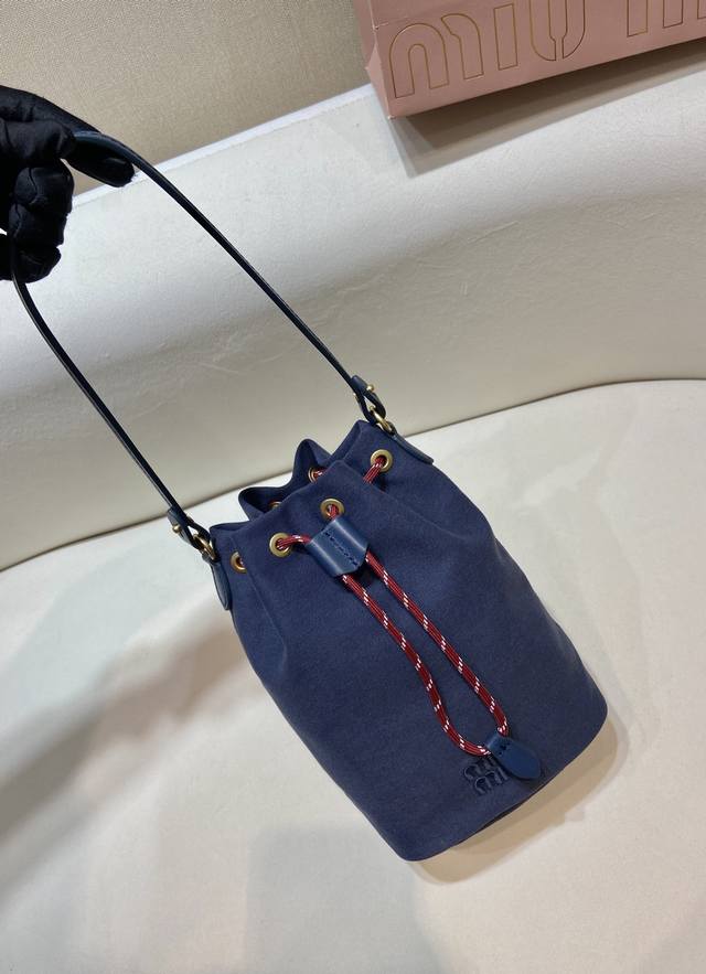 New Bucket Bag 5Nr038 This Bucket Bag Is Crafted From Woolen Fabric With A Match
