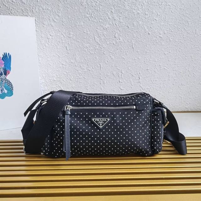 Top-Grade Genuine Leather New 1Bc236 Studs This Messenger Bag Is Made From Impor