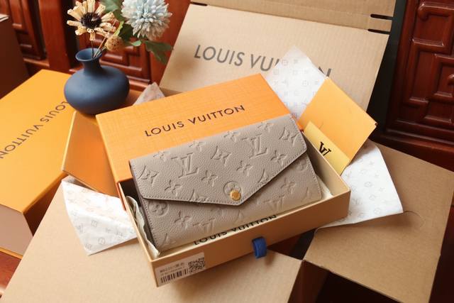 M82257 Embossed Louis Vuitton's Iconic Monogram Pattern Is Beautifully Embossed,