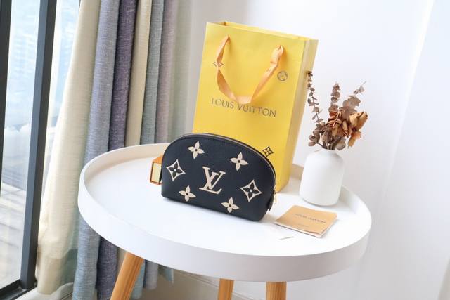 Original M59086 Makeup Bag This Compact Makeup Bag Is Made From Monogram Canvas