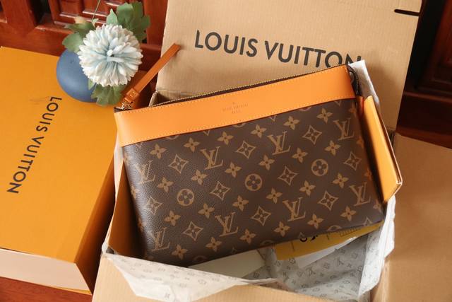 M14057 Handbag Pochette Voyage Souple Handbag, This Pochette Voyage Souple Handb