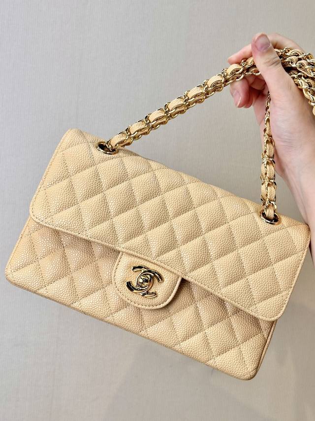 The Double Chain Strap, Worn Over The Shoulder Or As A Crossbody, Is The Most Su