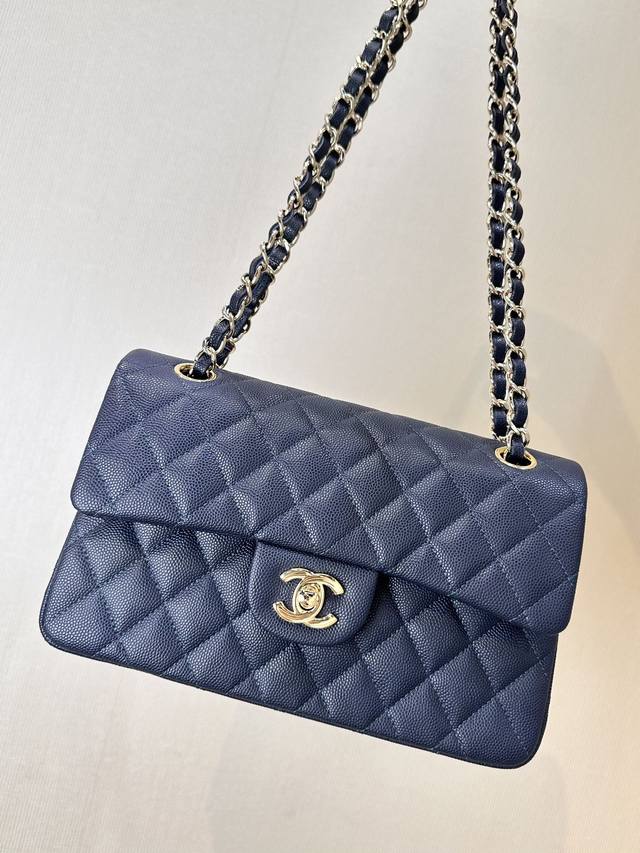 Double Chain Strap, Single Shoulder Under The Arm Or Crossbody Style Is The Most