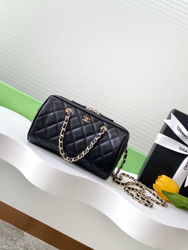 25P Spring/Summer Bowling Ball Series Exuding Luxury Lambskin With Golden Metal