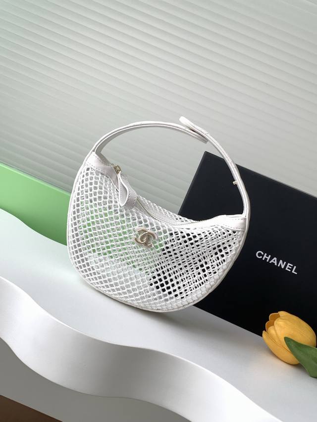 25S The Perforated Mesh Bag With A Hula Hoop Design Is A Summer New Release That