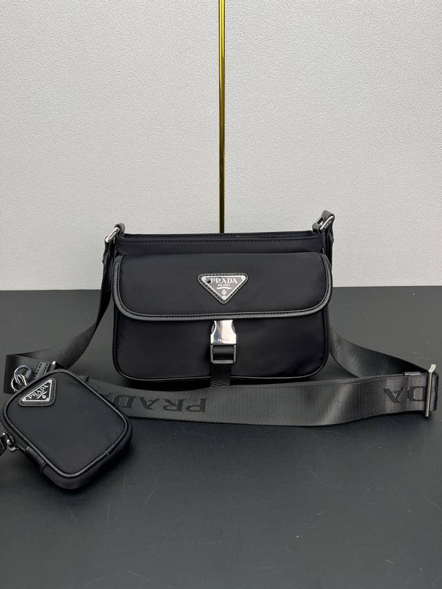 New Mailbag 2Vh133 This Shoulder Bag Features A Front Flap Closure, Crafted From