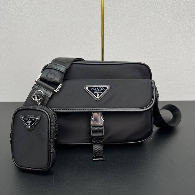 New Mailbag 2Vh133B This Crossbody Bag Is Made From Imported Nylon Fabric, With