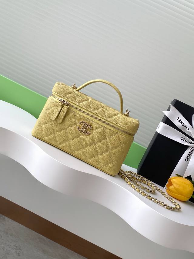 25C Elegant And Compact Chain-Strap Clutch Bag. Small-Grain Calfskin Paired With