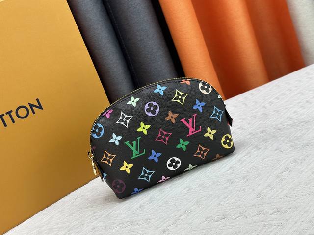 Actual Product Photography, Home Background M47515 Makeup Bag This Compact Makeu