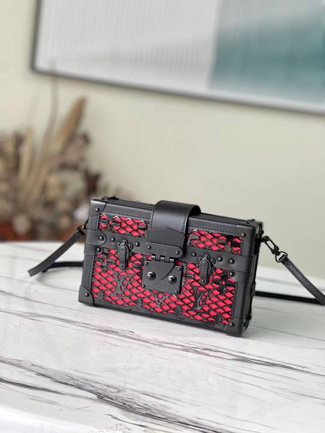 Top-Tier Authentic M20353 This Petite Malle Handbag Features A Monogram Pattern