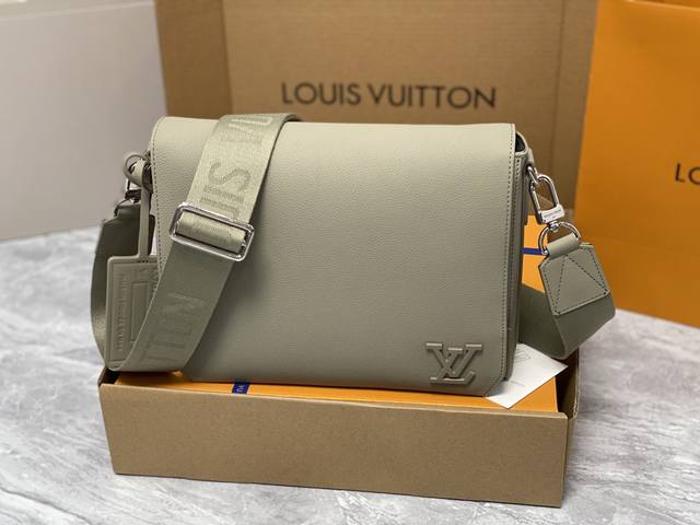 Top-Tier Authentic M22505 Green Full-Leather Men's Messenger Bag Series Takeoff