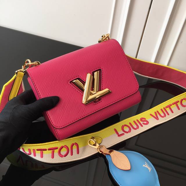 Top-Tier Original Factory M20693 This Twist Small Handbag Exudes Dynamic Energy.