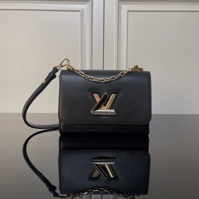 Top-Tier Original Factory M21031 Black This Twist Medium-Sized Handbag Features