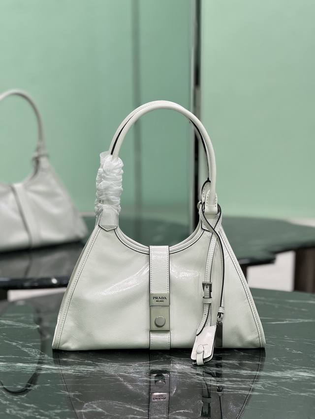 Spring/Summer New Arrival This Runway-Inspired Design Features Imported Oil-Waxe