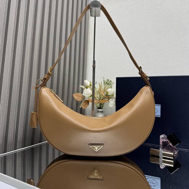 Top-Quality Genuine Leather, New Arrival 1Bc255 Underarm Bag. This Leather Handb