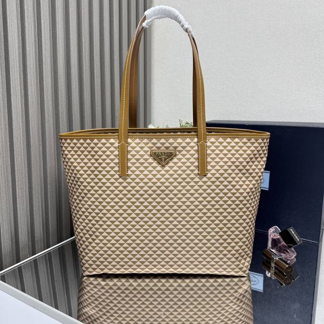 Top-Quality Authentic New Style Tote Bag 1Bd552 This Tessuto Triangulum Tote Bag