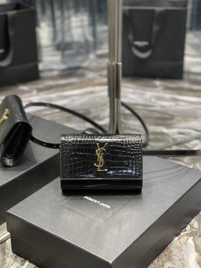 Crocodile-Patterned Waist Bag 's Latest Adjustable Waist Bag From The Boutique,