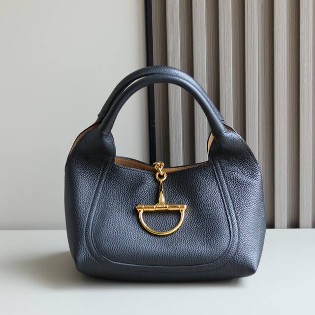 Top-Tier Authentic Piece. This Gucci Softbit Series Shoulder Bag Seamlessly Blen