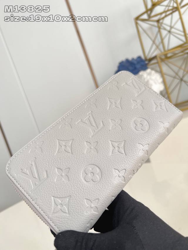 Top-Grade Authentic Exclusive Photos M13825 As One Of Louis Vuitton's Iconic Pie