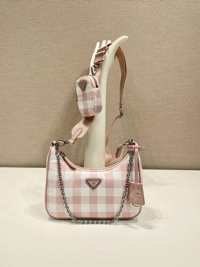 Checkered Pattern 3-In-1 1Bh 204 This 3-In-1 2005 Handbag Features A Checkered P