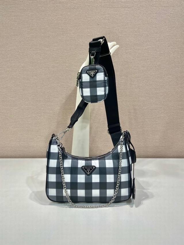 Checkered Pattern 3-In-1 1Bh204 This 3-In-1 2005 Handbag Features A Checkered Pa