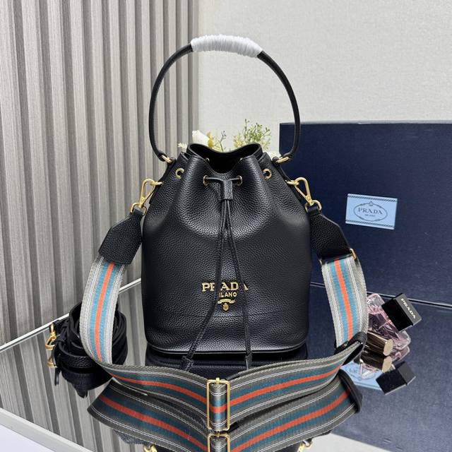 Top-Tier Authentic Single-Piece Latest Model Crocodile-Textured Bucket Bag, Auth
