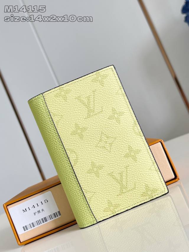 Factory Price P Top-Grade Original M14115 This Passport Case Features Meticulous