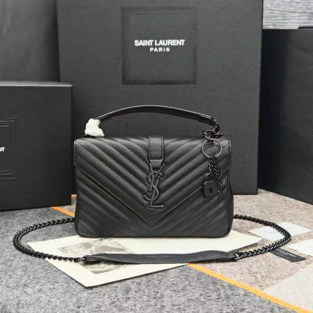 Timeless Mailbag, Fiery And Explosive 24 Cm, Street Style Essential, The Preferr