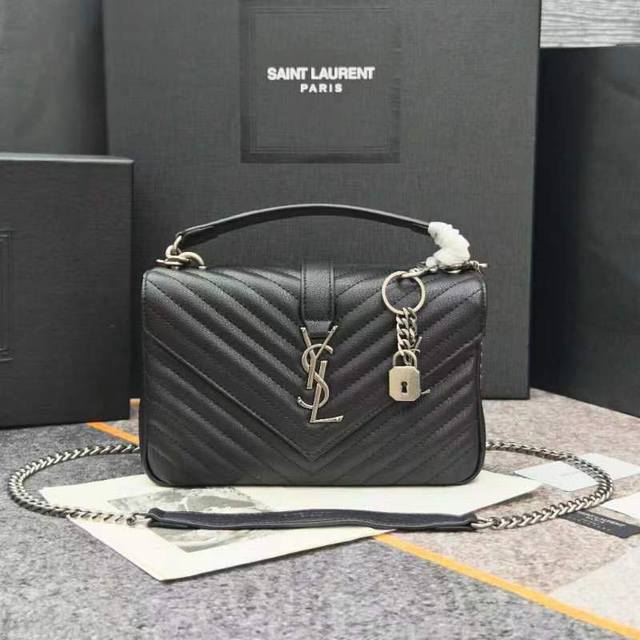Timeless Messenger Bag, A Sizzling Hot 24Cm Style, The Ultimate Street Style Acc