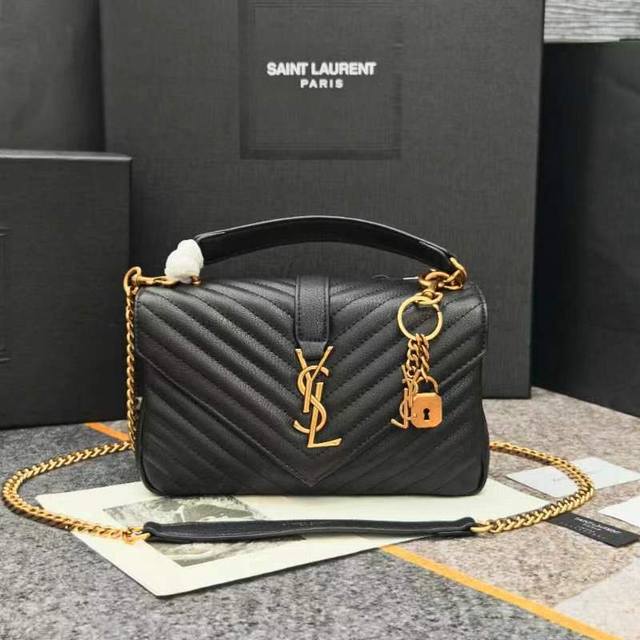 Timeless Messenger Bag, A Sizzling Hot 24Cm Style, The Ultimate Street Style Acc