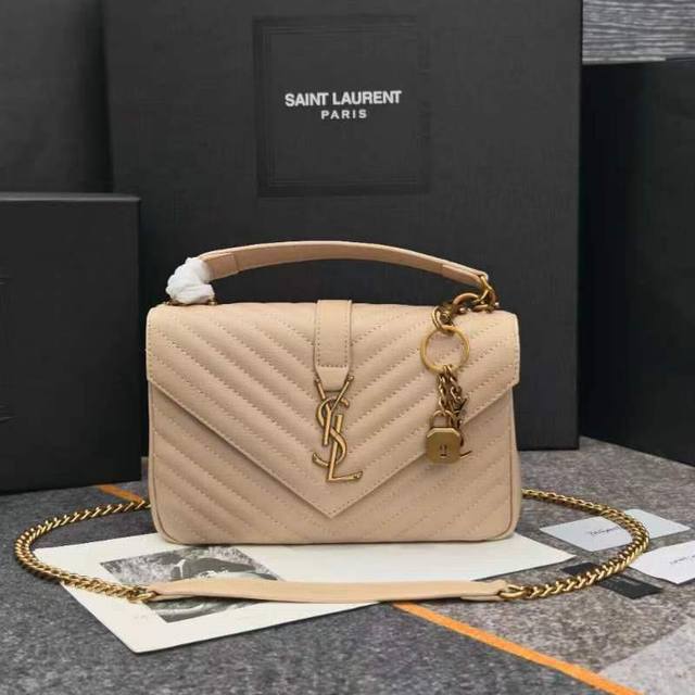 Timeless Messenger Bag, A Sizzling 24Cm Hot Item, The Ultimate Street Style Acce