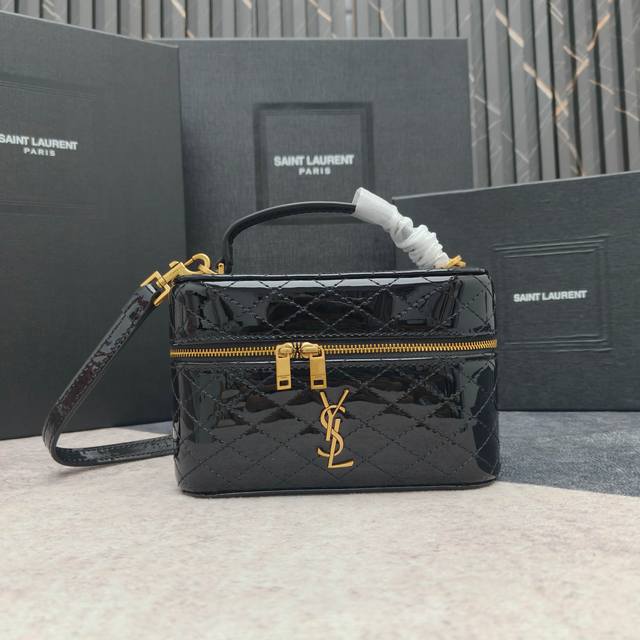 The Little Gaby With A Lacquered Leather Texture, Also The Same As Rose, Spaciou