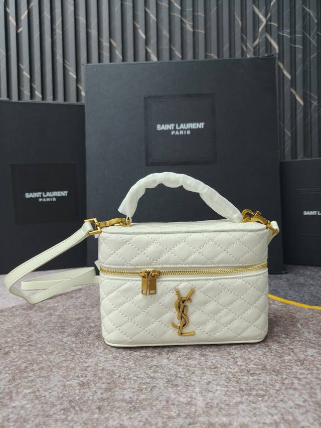 The Ultimate Solution For All Occasions: A Small Gaby Bag With A Sheepskin-Like