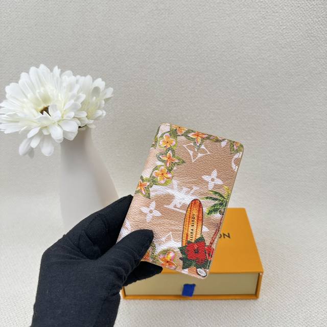 M83498 Top-Quality Original Small Card Holder. This Louis Vuitton Bag-Style Leat