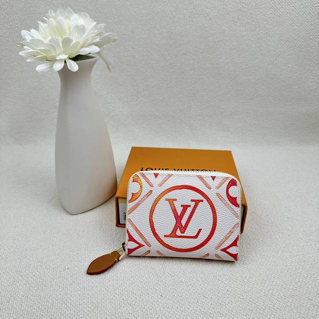 M83658 This Zipper Wallet Is The Perfect Choice For Urban Dwellers. Compact And