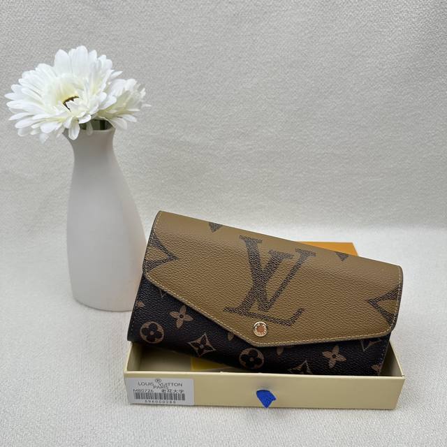 M80726 Classic Monogram Pattern, New Color-Blocked Envelope Wallet. This Envelop