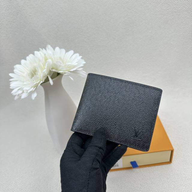 Model M60895Multiple Wallet This Multiple Wallet Is Made From Damier Canvas And