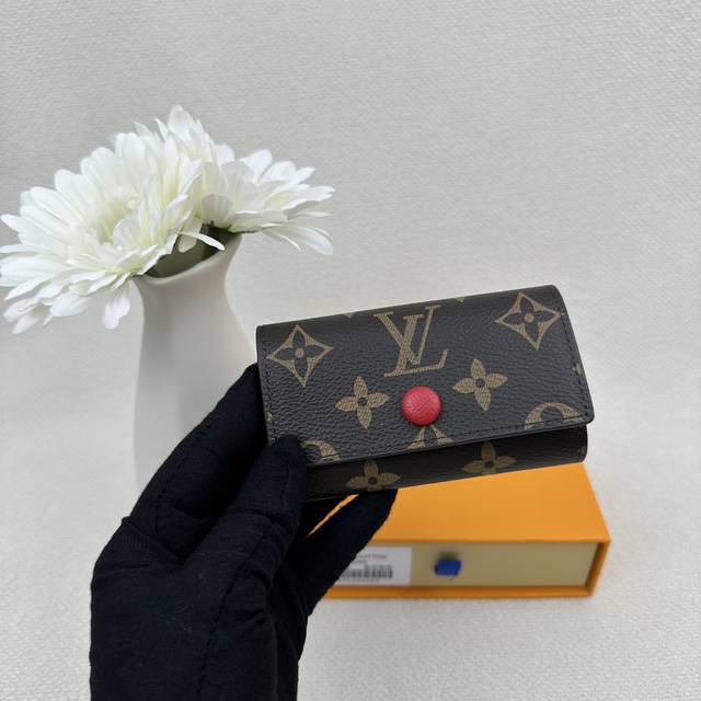 M62630 Dimensions: 10.5 X 7.0 X 2.0 Cm. A Compact And Elegant Key Case With Six