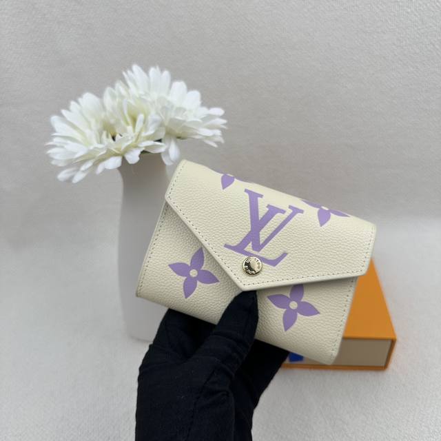 M41938 Screen-Printed Style Is Both Elegant And Functional. This Compact Victori