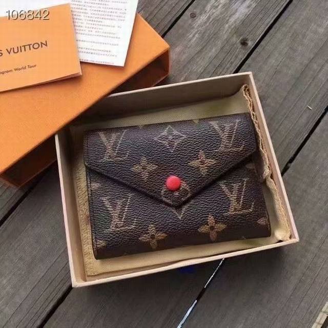 M41938, Dimensions 12X2X9, This Compact Victorine Wallet Combines A Soft, Elegan