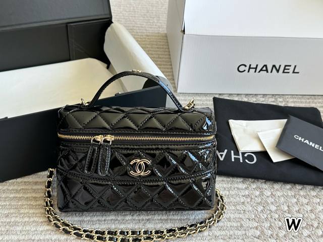 Chanel Woc Handbag Made Of Leather Compact And Elegant, With An Excellent Fit. T