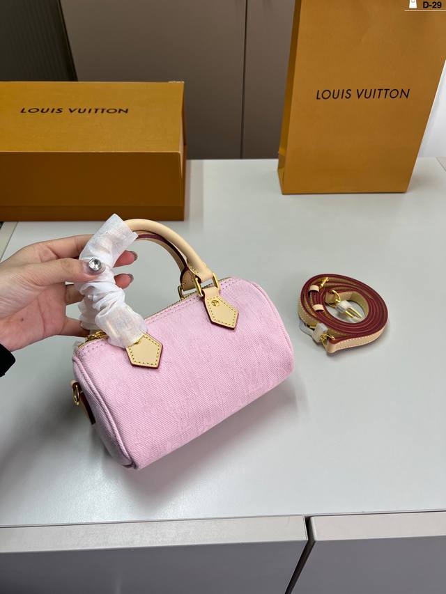 Lv Denim Pillow Bag. Retro And Elegant, A Timeless Classic. Suitable For Both Fo